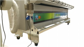 Machine pour peigner, aspirer et enrouler les tapis F-3000