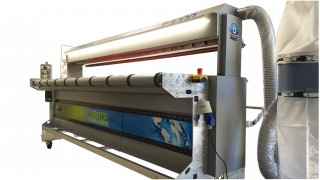 Machine pour peigner, aspirer et enrouler les tapis F-3000